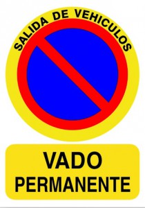 placa-rótulo-vado-permanente-salida-vehículos-3580